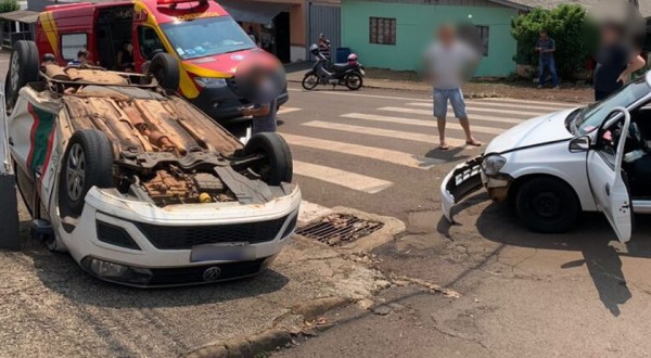 Gol do DER capota após colisão