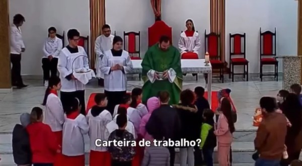 Padre fica sem reação após resposta sincera de criança durante missa no Paraná