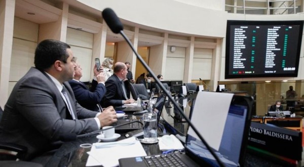 PEC da remuneração mínima dos professores é aprovada em plenário e agora segue para promulgação