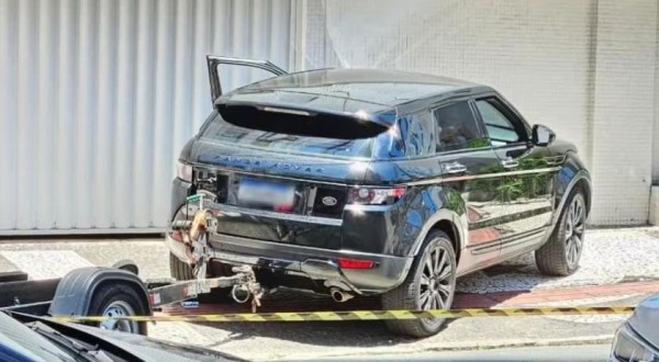 Homem natural de Coronel Vivida é morto a tiros dentro de carro de luxo em Balneário Camboriú
