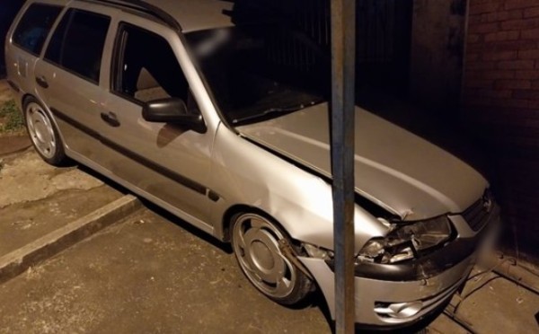 Condutor fica ferido após perder o controle e colidir carro em poste