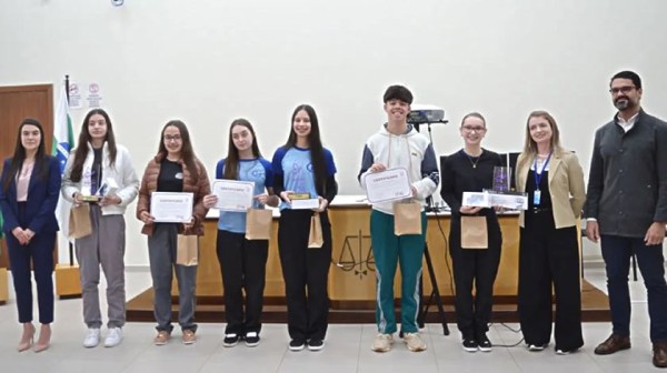 Projeto Paraná Lilás premia estudantes