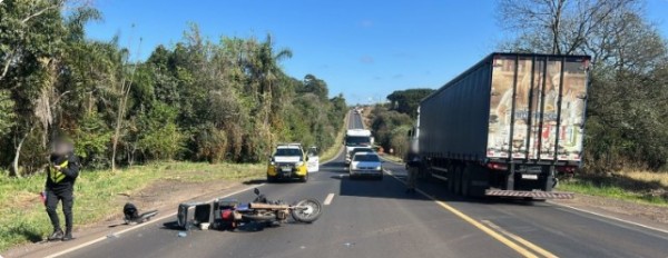 Moto colide com carro ao tentar ultrapassagem na rodovia PR-180
