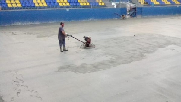 Reforma do Ginásio Arrudão avança com concretagem e instalação de novo piso