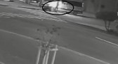 Novas imagens mostram suspeito ateando fogo em van