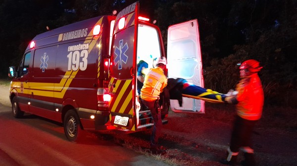 Casal fica ferido em colisão envolvendo carro e moto na Serra do BNH