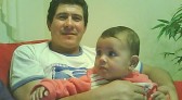 Jovem busca homem que a criou como filha e agora divulga nova foto na esperança de reencontro