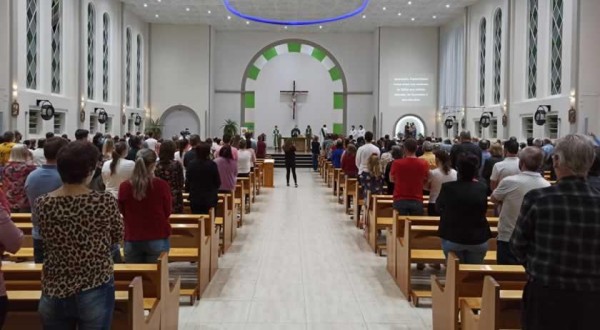 Cartas do papa Francisco são entregues às famílias das vítimas em Saudades