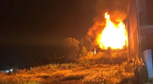 Casa de madeira é completamente destruída por incêndio