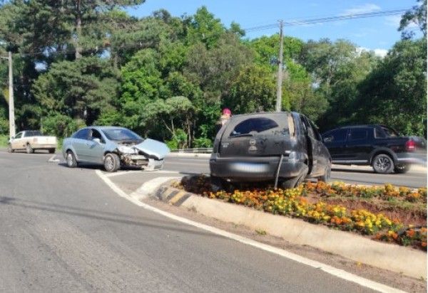 Colisão transversal na PRC-476 resulta em danos materiais