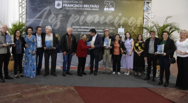 Pioneiros beltronenses e bebês nascidos em 2022 recebem homenagens