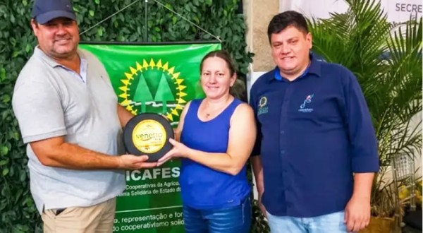 Visitante ganha queijo de 5 quilos em sorteio no Mercado da Agroindústria da Expobel