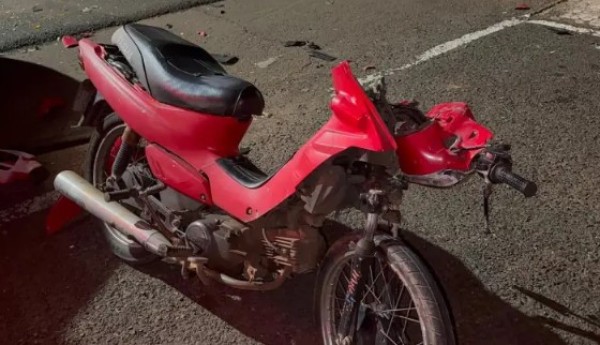Motociclista sofre ferimentos após colisão com carro