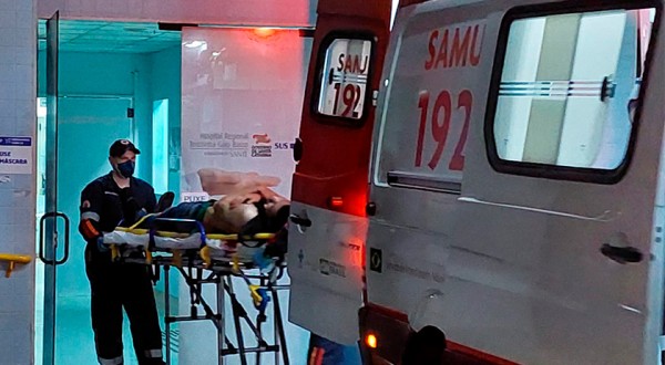 Jovens são esfaqueados e ficam gravemente feridos