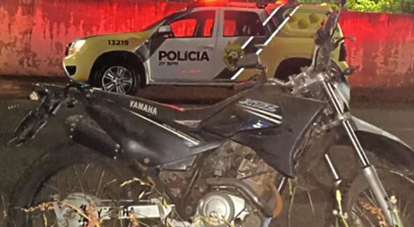 PM encontra moto que havia sido furtada abandonada em terreno baldio