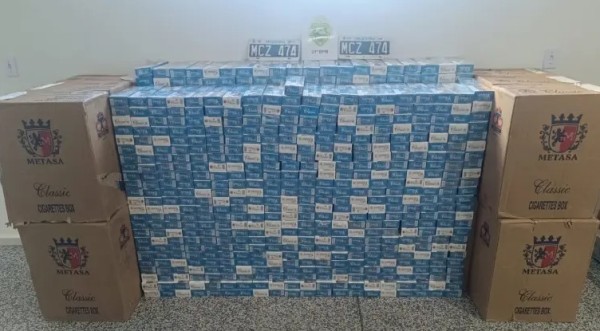 Motorista abandona carro com carga de cigarros contrabandeados após perseguição