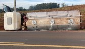 Caminhão tomba após ser atingido na traseira