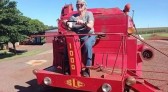 Colheitadeira de 1973 segue em funcionamento e preserva a história da agricultura no Paraná