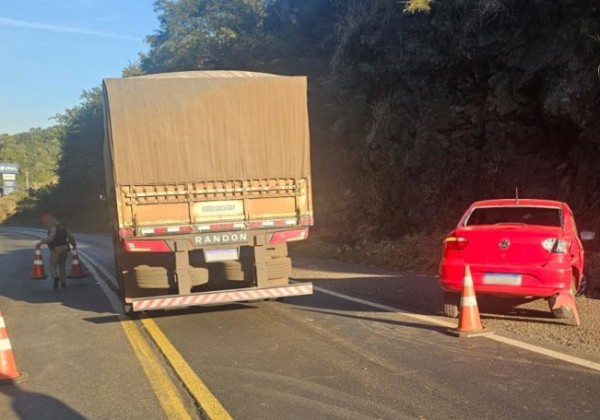 Colisão envolve Voyage e caminhão na PR-483