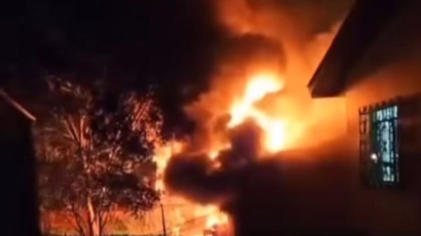 Homem é socorrido em estado grave após incêndio em residência em Francisco Beltrão