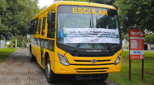 Santo Antônio do Sudoeste recebe novo ônibus escolar