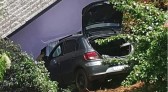 Carro desce desgovernado e colide contra casa