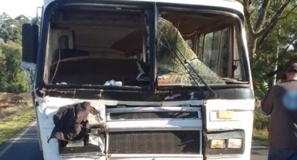 Três pessoas ficam feridas após colisão entre micro-ônibus e caminhão na BR-163