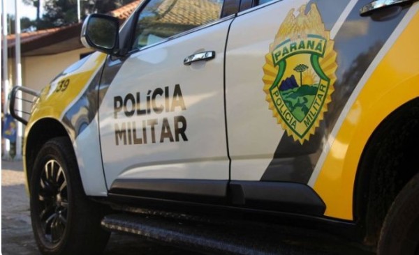 Câmeras de segurança flagram ladrão arrombando estabelecimento e praticando furto