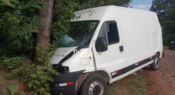 Colisão entre caminhão e van deixa dois feridos na zona rural