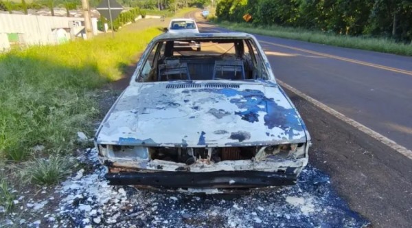 Carro é destruído por incêndio na PR-493 entre Verê e Dois Vizinhos