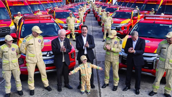 Caminhões, ambulâncias e sonar: governador entrega equipamentos aos Bombeiros