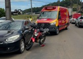 Acidente envolve três veículos e deixa motociclista ferido