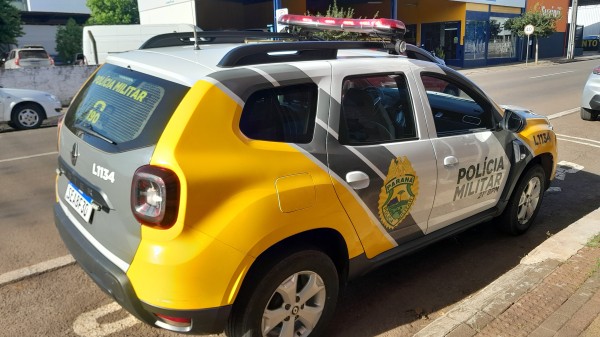 Mulher com mandado de prisão em aberto é detida por furto de celular e carteira de cigarro
