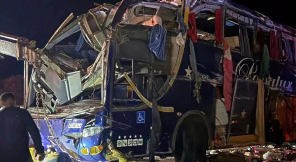 Mais de 20 feridos em acidente entre ônibus e carreta na BR-116 permanecem internados em hospitais de MG