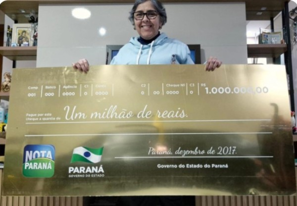 Professora que ganhou R$ 1 milhão no Nota Paraná segue dando aulas
