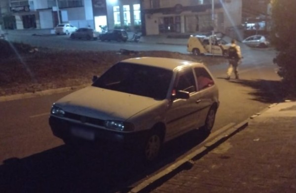 Colisão entre carro e moto deixa duas pessoas feridas