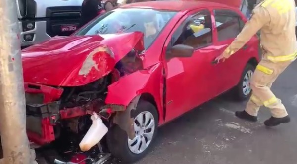 Casal de idosos fica ferido após acidente de carro