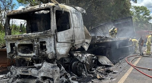 Caminhão é destruído por incêndio na BR-158 entre Coronel Vivida e Pato Branco