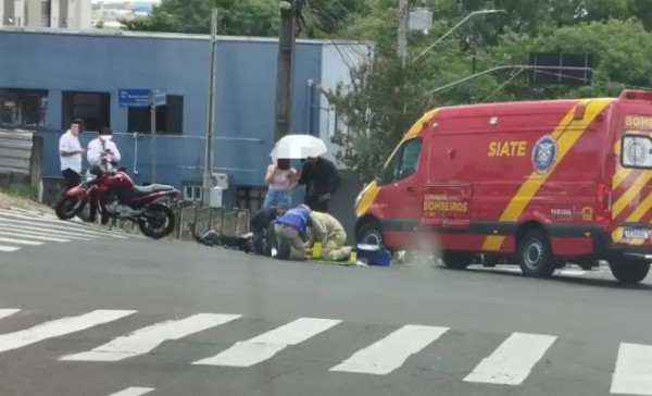 Colisão entre dois carros e motocicleta deixa jovem ferido