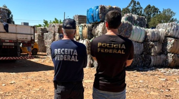 Polícia Federal e Receita Federal apreendem caminhão com carga irregular de resíduos plásticos