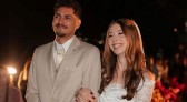 Noivo sofre acidente a caminho do casamento, mas cerimônia acontece à noite iluminada por faróis de carros