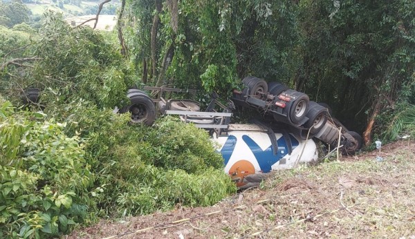 Rodovia do Sudoeste está interditada para retirada de carga perigosa