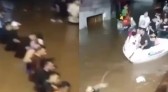 Voluntários dão as mãos e fazem corrente humana para resgatar pessoas em barco no RS