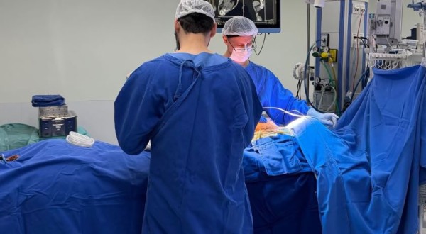 Criança paraplégica pode voltar a andar após cirurgia inédita