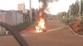 Moto pega fogo no meia da rua na Cohab Terra Nossa