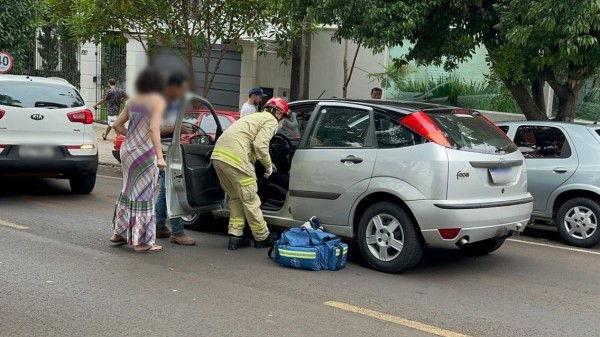 Mulher fica ferida em colisão no centro