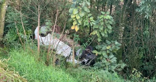 Mulher é encontrada após passar a noite em carro capotado na PR-566