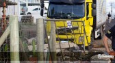 Caminhão desgovernado atinge postes de energia elétrica na Willy Barth