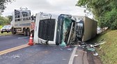 Motorista fica ferido após caminhão tombar na PRC-280
