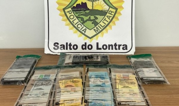 PM apreende R$ 2 mil em notas falsas; dois homens foram presos e um menor apreendido